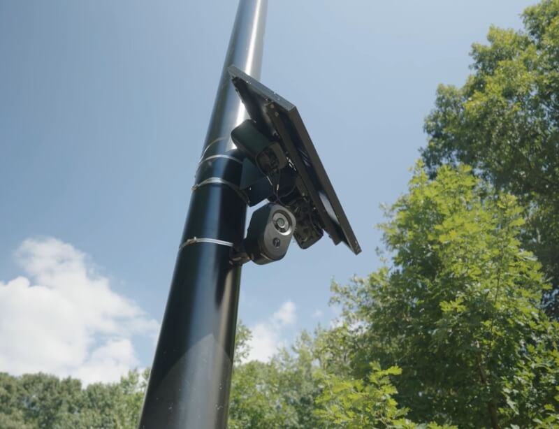 Flock攝影機透過拍攝車輛靜態影像取得製造商、型號、顏色、車牌資料及保險桿貼紙等其他顯著特徵，蒐集的資料最長可保存1個月並可共享，有時還能跨州分享。華盛頓郵報調查報導指出，至少有50名警察遭控濫用Flock系統，另有報導指警察利用Flock追蹤曾墮胎的女性。（圖取自Flock公司網頁flocksafety.com）