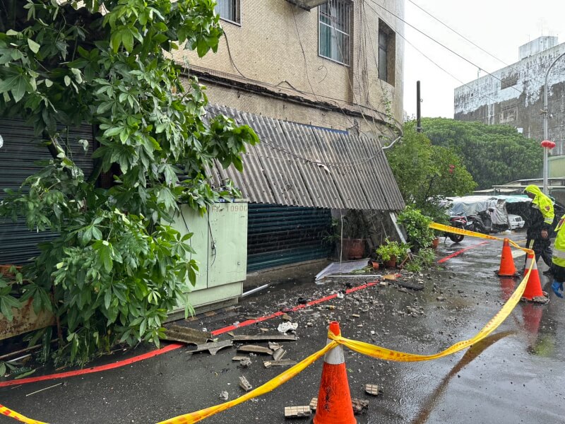 新北市8日起出現強陣風及驟雨，造成部分災情。圖為五股有建物遮雨棚傾斜、磚塊掉落。（新北市府提供）中央社記者王鴻國傳真　115年8月9日