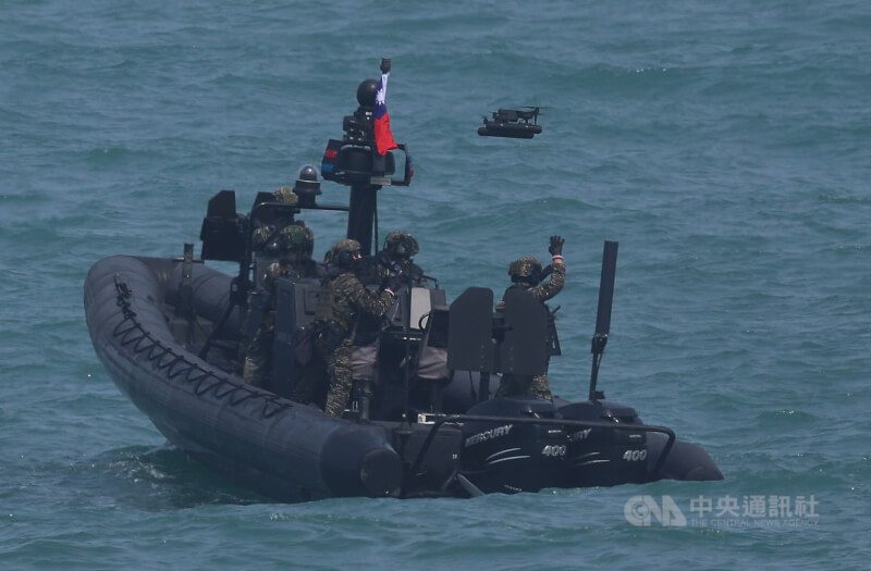 總統賴清德8日赴海軍左營基地視導漢光演習「濱海打擊及近岸防禦」課目，在桃子園海灘實施「近岸防禦」，圖為監偵無人機從M109特種作戰突擊艇升起執行任務。 中央社記者張新偉攝 115年8月8日