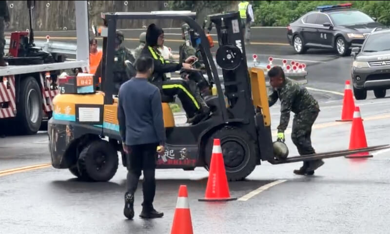 陸軍後勤指揮部表示，所屬第五地區支援指揮部彈藥庫9日下午執行漢光演習彈藥運補作業，期間委託民用大貨車載運8吋榴彈，行經台13線苗栗縣造橋鄉下坡路段時，疑因繫固帶快解鎖鬆脫，導致部分彈藥滑落路面，迅速完成安全處置後，續行運送任務。（民眾提供）中央社記者魯鋼駿傳真　115年8月9日