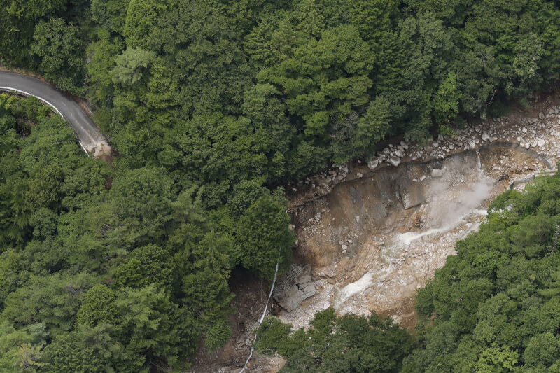 長野縣安曇野市穗高有明地區的縣道槍岳矢村線在8日晚間發生土石流。（共同社）