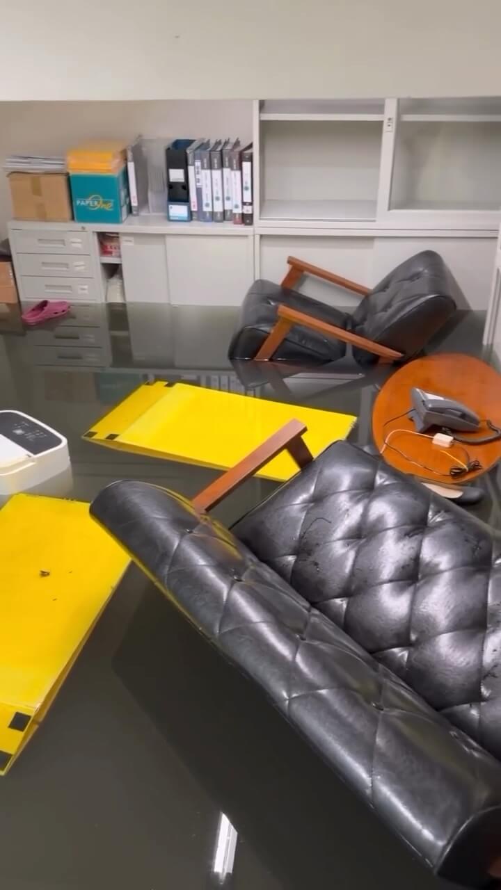 颱風白海豚影響，且適逢大潮，基隆市一間房仲店面地下室8日積水嚴重，桌椅漂浮在水面。（房仲業者提供）中央社記者王朝鈺傳真　115年8月9日