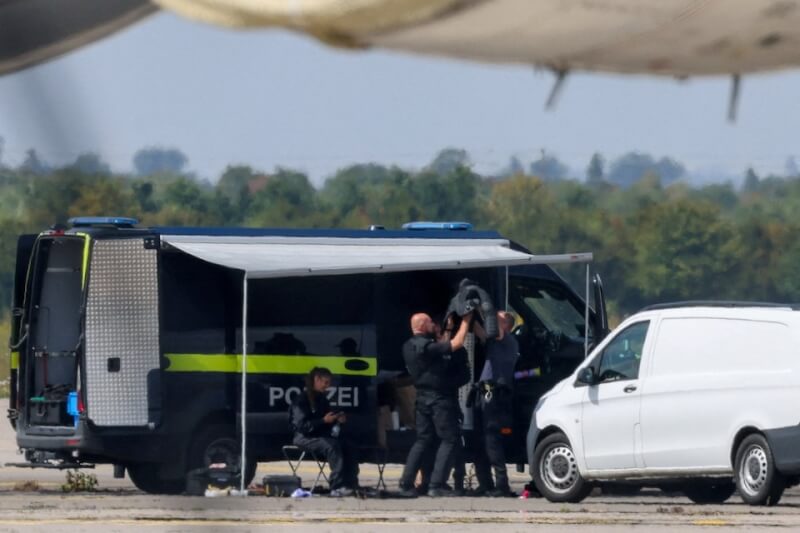 德國萊比錫－哈雷機場傳出無人機攜帶炸藥企圖攻擊事件，警方在機場進行調查。（路透社）