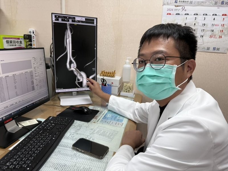 南投縣50歲林姓婦人突然劇烈頭痛，至衛生福利部南投醫院就醫，確認為前交通動脈瘤破裂。南投醫院神經外科醫師陳奕安（圖）10日表示，顱內動脈瘤是腦部動脈血管壁局部異常膨出，由於血管壁較脆弱，破裂會造成蜘蛛網膜下腔出血，可能導致嚴重腦部損傷、危及生命。（南投醫院提供）中央社記者蕭博陽南投縣傳真　115年8月10日
