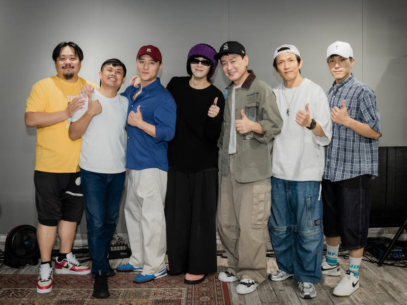 「角頭：情義到高雄」演唱會10日彩排開放媒體探班，樂團「麋先生」主唱聖皓（中）將擔任首場特別嘉賓，分享演出心情。（曼尼娛樂提供）中央社記者王心妤傳真　115年8月10日