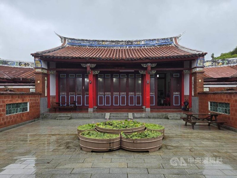 墾丁青年活動中心由國寶級建築大師漢寶德所規畫設計,以古色古香閩南紅磚大宅、燕尾馬背建築風格聞名,有經典閩南式建築住宅博物館之稱。中央社記者黃郁菁攝 115年8月10日