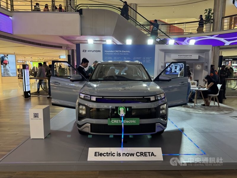 印度7月電動車銷量再創32萬7901輛新高，年增66%。印度民眾認為，電動車外型討喜、保養容易、成本較低，是他們現階段會買電動車的幾個主要原因。圖為在新德里一處商場中展示的新車。中央社記者李晉緯新德里攝　115年8月10日
