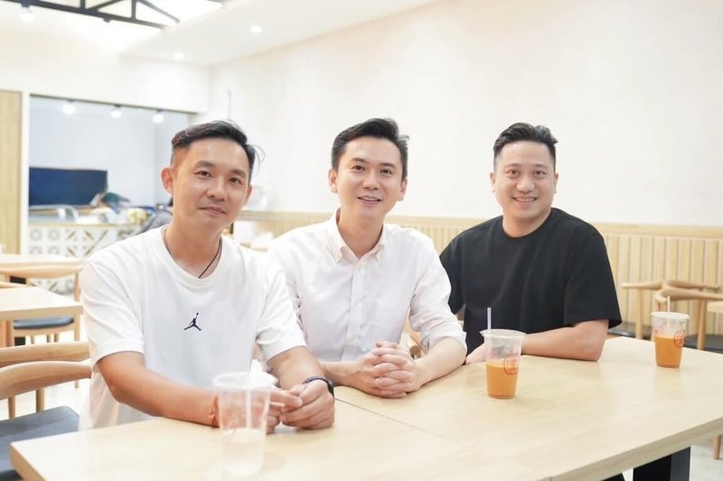 竹北市長鄭朝方（中）日前在社群平台發文張貼與陽明交通大學跨領域設計科學研究中心副主任曾聖凱（右）、智宇生醫總經理林憬良（左）合照，並指2人都為優秀人才，盼能延續竹北發展；民進黨新竹縣黨部主委蘇仁鑑10日表示，預計14日確定人選。（鄭朝方競選辦公室提供）中央社記者郭宣彣傳真　115年8月10日
