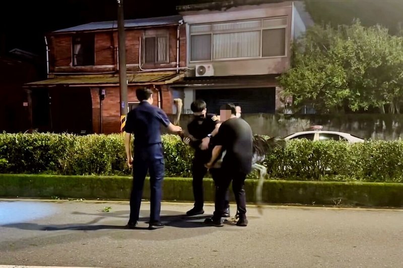 鴕鳥逃家逛大街疑撞車 龍潭員警組隊圍捕交飼主帶回 | 社會 | 中央社 CNA 鴕鳥逃家逛大街疑撞車 龍潭員警組隊圍捕交飼主帶回 | 社會 | 中央社 CNA