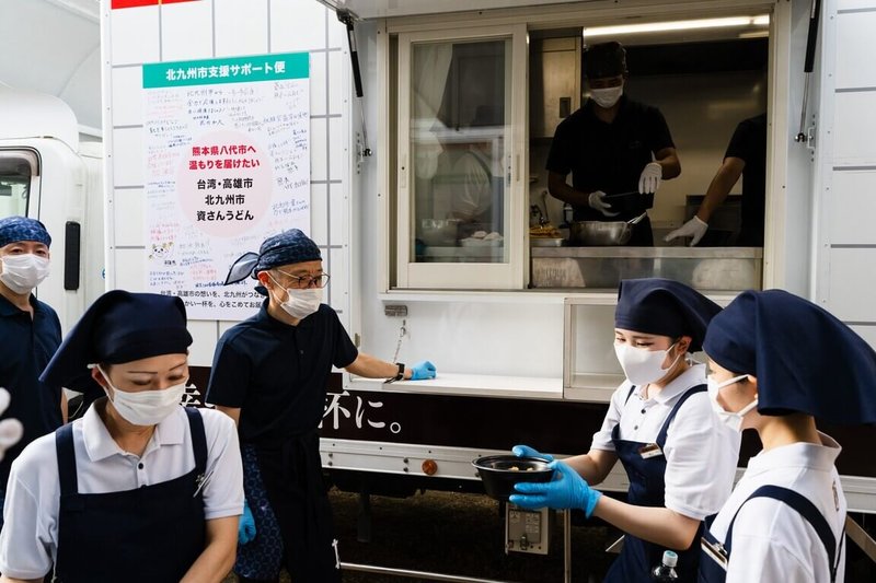 高雄市政府偕日本北九州市跨國援助熊本行動持續接力，10日再攜手源自北九州、海外首家分店落腳台灣的資先生烏龍麵，派遣餐車前往災區。（高市府提供）中央社記者林巧璉傳真　115年8月10日