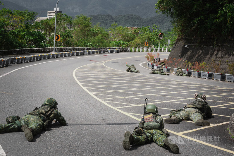 聯兵營10日在宜蘭執行要港防護演練，圖為官兵臥倒。中央社記者游凱翔攝 115年8月10日