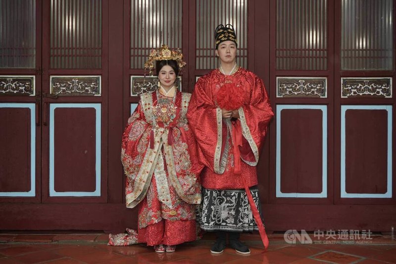 面臨國旅觀光困境，擁有特色閩南式建築的墾丁青年活動中心，與婚紗品牌「蘇拉蜜」合作，推出古風婚禮專案。中央社記者黃郁菁攝　115年8月10日