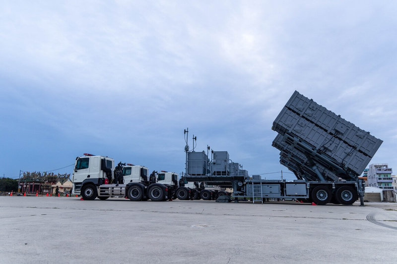 海軍濱海作戰指揮部所屬機動飛彈發射車9日搭載雄風二型、三型反艦飛彈，於澎湖演練接獲命令後迅速至戰術位置，並依目標情資實施聯合火力打擊，扼控關鍵海域。（軍聞社提供）中央社記者吳書緯傳真　115年8月10日