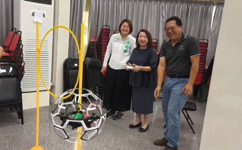 從組裝到飛行原理 南投30學童親自動手讓無人機起飛 | 生活 | 中央社 CNA 從組裝到飛行原理 南投30學童親自動手讓無人機起飛 | 生活 | 中央社 CNA
