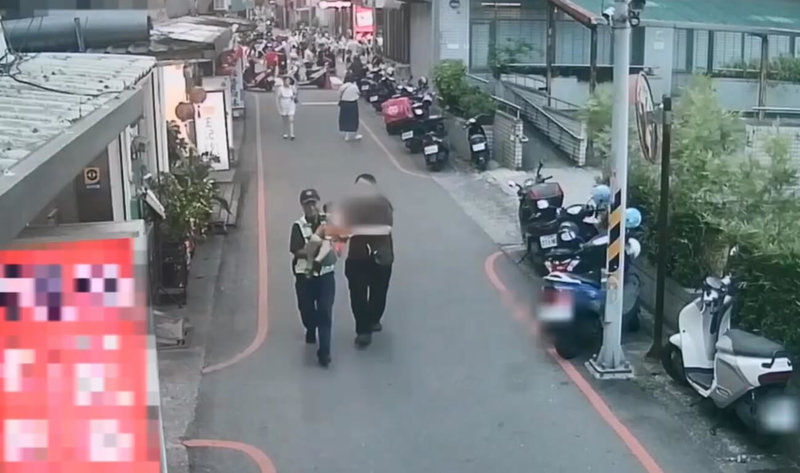 4歲童手割傷血流不止　羅東警抱童奔消防隊爭取黃金救援時間 | 社會 | 中央社 CNA