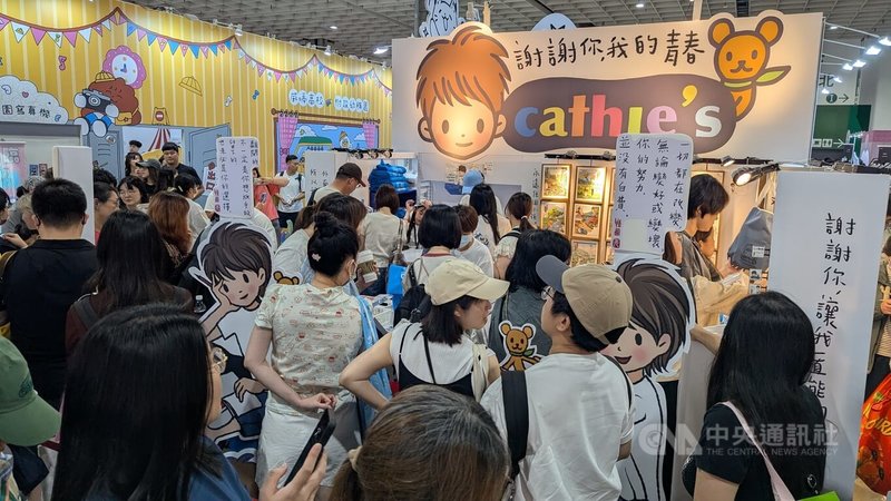 2026台灣文博會品牌商展8日起開放民眾參觀，展覽期間凱西陳的攤位排隊人潮不間斷。凱西陳期盼，未來再透過展覽與粉絲們一起迎向未來。中央社記者王寶兒攝　115年8月10日