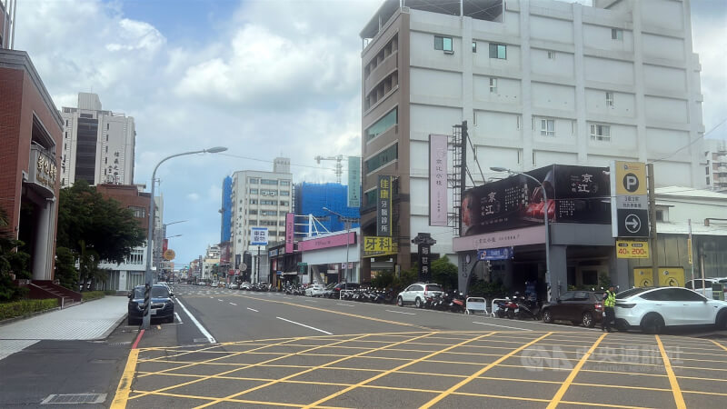 2026城鎮韌性(防空)演習10日在彰化縣登場,下午演習警報聲響起,原本車水馬龍的彰化市區一片寂靜,車輛配合靠邊停放。中央社記者吳哲豪彰化攝 115年8月10日