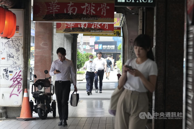 主計總處10日公布薪資統計，今年1至6月實質經常性薪資年增1.16%，為近6年同期最大漲幅，實質總薪資年增1.75%，則是近9年同期最高。圖為上班族中午時段在台北市中正區覓食休息。中央社記者徐肇昌攝　115年8月10日