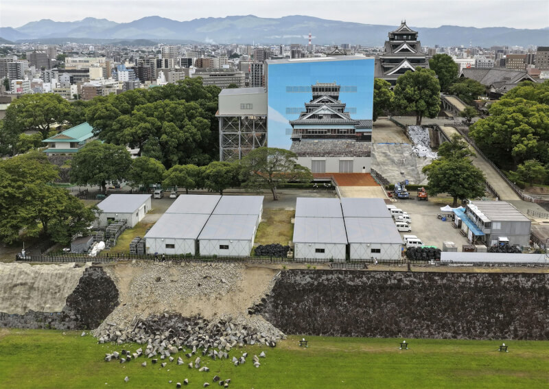 熊本市10日宣布，熊本城若順利完成安全檢查預計13日重新開放。左下為地震導致倒塌的石垣。（共同社）