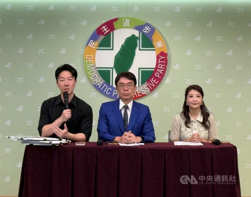 民進黨發言人吳崢（左）、林楚茵（右）及南投縣長參選人温世政（中）10日召開「防疫跑斷腿 藍白扯後腿」記者會，並於會後接受媒體提問。中央社記者王揚宇攝　115年8月10日