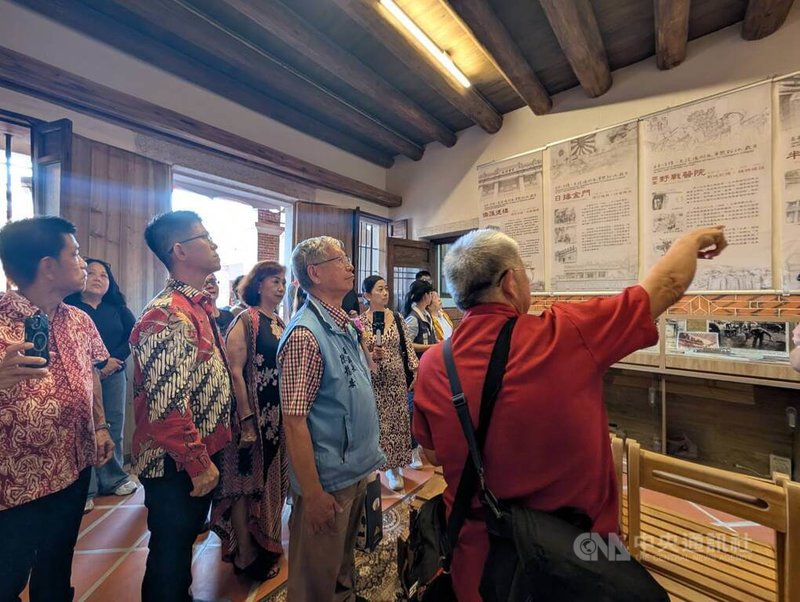 金門縣定古蹟黃卓彬洋樓11日修復落成啟用，並同步在洋樓內舉辦「百年洋樓－見證僑鄉風華與戰地歲月」特展，由專家進行導覽。中央社記者吳玟嶸攝　115年8月11日