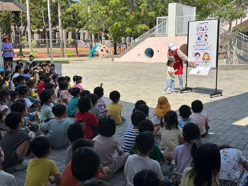 教育部11日發布新聞稿，介紹「教保服務機構辦理議題融入教保活動課程」計畫的案例。台南市立人國民小學附幼在晨間律動融入性別平等議題，宣導身體自主權的重要性。（教育部提供）中央社記者陳至中傳真　115年8月11日