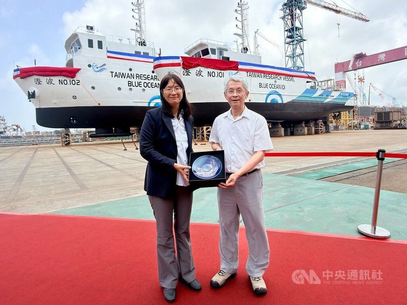 海洋委員會國家海洋研究院11日於高雄舉行100與300噸級海調船下水暨命名典禮，2艘調查船由總統賴清德命名為「澄波101」與「澄波102」，以紀念台灣畫家陳澄波。圖為海洋委員會國家海洋研究院長陳璋玲（左）與陳澄波文化基金會董事長陳立栢（右）合影。中央社記者張已亷攝 115年8月11日