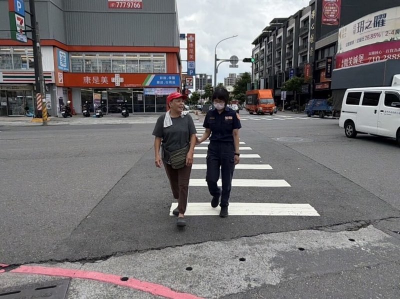 為提升高齡行人安全，高雄市警察局自114年底推動「路口關懷機制」。針對綠燈秒數不足仍欲通行、違規穿越道路等提醒，必要時護送，推動以來高齡者路口死亡已降4成。（高雄交通警察大隊提供）中央社記者洪學廣傳真　115年8月11日