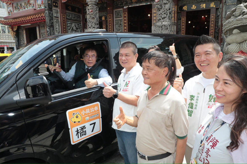 台南市政府11日在安定區宣布新增3條「小黃公車」路線，市長黃偉哲（左）試乘首條服務範圍延伸至安定區的橘7線車輛。（台南市政府提供）中央社記者楊思瑞台南傳真　115年8月11日