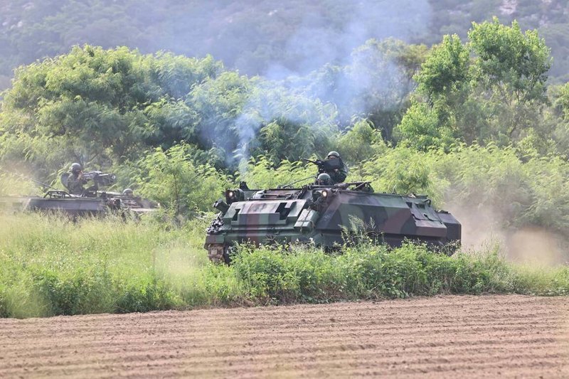 國軍漢光42號實兵演習持續進行，陸軍金門防衛指揮部金門守備大隊11日於金東地區實施「反機降作戰」。圖為機步營CM21甲車執行掃蕩任務，掃蕩殲滅機降敵軍。（金防部提供）中央社記者吳玟嶸傳真　115年8月11日