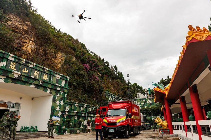 馬防部為確保戰時通信韌性，日前結合中華電信行動基地台、消防局通訊指揮車實施跨機關構聯，實施通信韌性（P.A.C.E.）驗證課目。（馬防部提供）中央社記者吳書緯傳真 115年8月11日