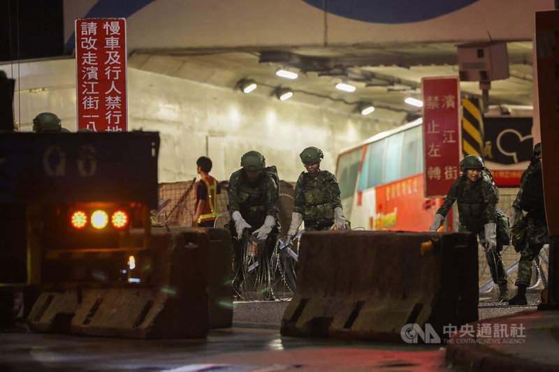 國軍在台北市復北地下道入口處設置蛇腹型鐵絲網等阻絕設施。中央社記者裴禛攝　115年8月11日