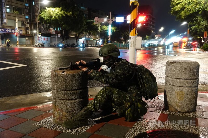 憲後旅步3營10日在台北市民權大橋旁警戒，模擬防止共軍經由民權東路意圖通過民權大橋。中央社記者吳書緯攝　115年8月11日