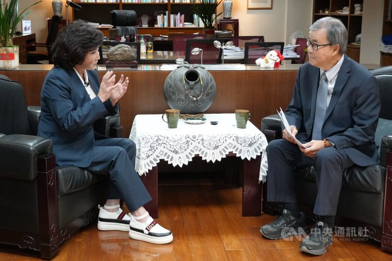 教育部長鄭英耀(右)接受中央社社長胡婉玲(左)專訪,分享AI教育的政策方向。中央社記者陳至中台北攝 115年8月11日