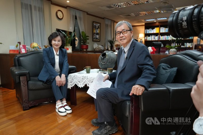 教育部長鄭英耀（右）日前接受中央社社長胡婉玲（左）專訪，分享AI教育政策方針，強調在AI的衝擊下，更應著重培養學子「主動覓食」的能力。中央社記者陳至中攝　115年8月11日