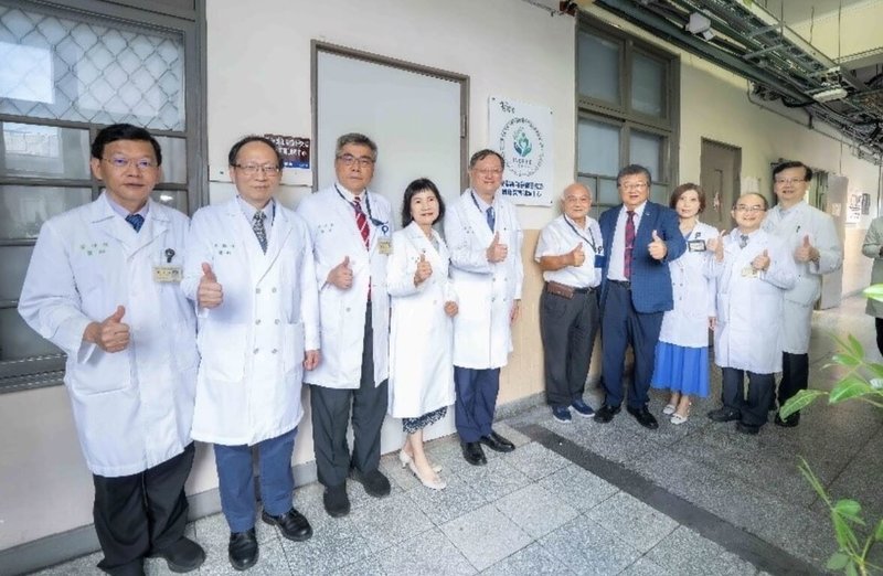 國立台灣大學醫學院附設醫院成立亞太首座「安寧緩和醫療研究及臨床教育訓練中心」，系統性傳承經驗，培育安寧緩和醫療人才，日前舉行開幕揭牌典禮。（台大醫院提供）中央社記者沈佩瑤傳真　115年8月11日