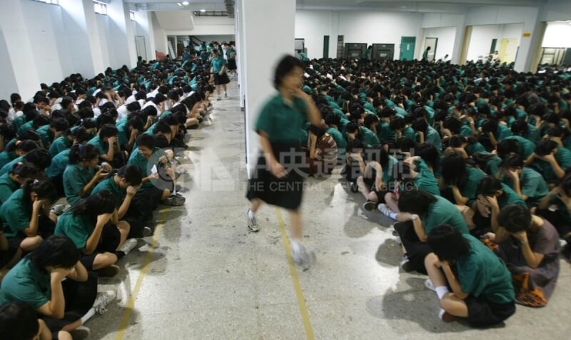 2003年8月29日「萬安26號」演習，台北市北一女中學生在警報響起後，迅速躲入地下室避難。（中央社檔案照片）