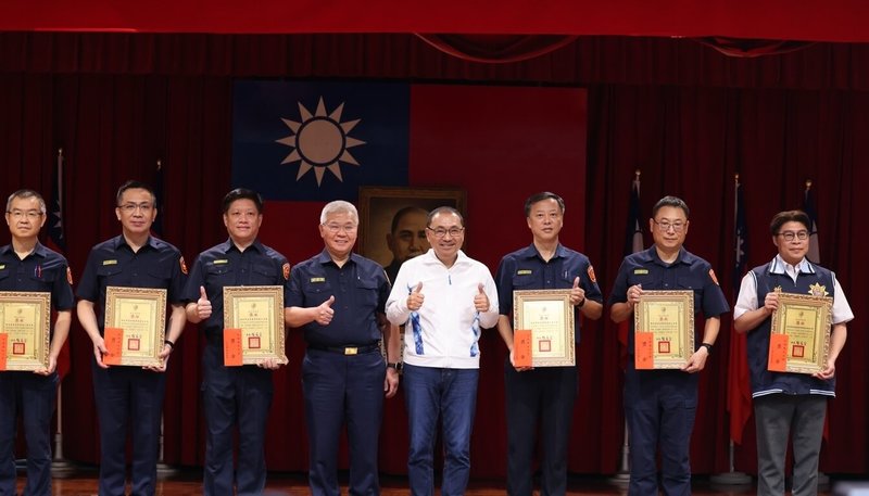 新北市長侯友宜（右4）11日到新北市警察局主持治安會報，並表揚警方掃黑行動績優單位人員。（新北市警局提供）中央社記者王鴻國傳真　115年8月11日