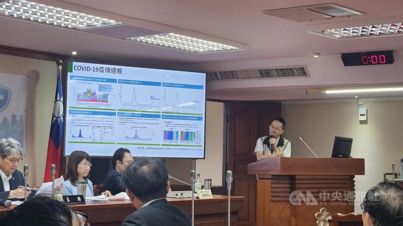 立法院厚生會及財團法人厚生基金會11日舉辦「落實新冠基層攔截與建立常規防疫制度」公聽會，衛福部疾管署長羅一鈞（右1）出席並簡報最新疫情概況與防疫措施。中央社記者曾以寧攝　115年8月11日