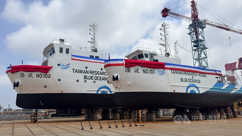 總統賴清德11日出席「國家海洋研究院100噸級與300噸級海洋基礎資料調查船下水暨命名典禮」，並為2艘海洋基礎資料調查船「澄波 NO.101」、「澄波 NO.102」頌命名詞及見證下水擲瓶儀式。中央社記者張已亷攝 115年8月11日