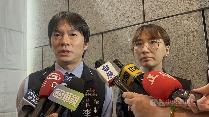 台中市政府秘書處遭檢調搜索，法制局長李善植（左）11日受訪表示，涉案情節的嚴重性，不像外界所想，實際內容有待檢調說明。中央社記者趙麗妍攝　115年8月11日