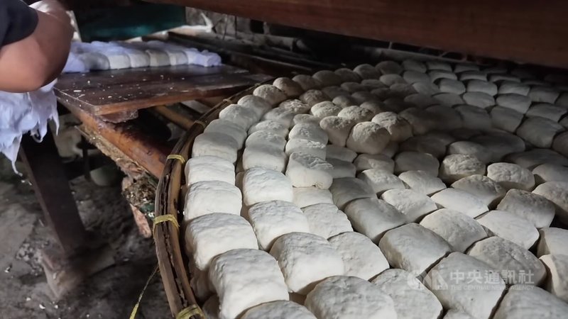西爪哇省一家家庭豆腐工廠，工作人員將已定型的豆腐放在竹篩上靜置，準備後續放入薑黃滷汁中煮熟，製成黃豆腐。中央社實習記者黃鈺涵攝　115年8月11日