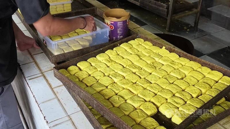 印尼豆腐與台灣常見豆腐不同，當地民眾會以具有天然防腐作用的薑黃水煮製成黃豆腐，以延長保存時間，這項傳統做法沿用至今。中央社實習記者黃鈺涵攝　115年8月11日