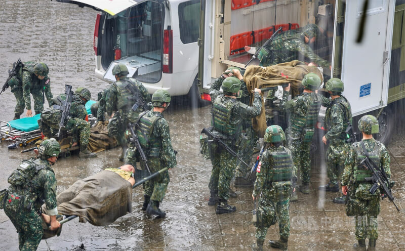 台北後備旅11日在台北市立大學天母校區進行漢光演習戰傷救護演練，演練戰時大量傷患緊急後送作業。中央社記者王飛華攝　115年8月11日