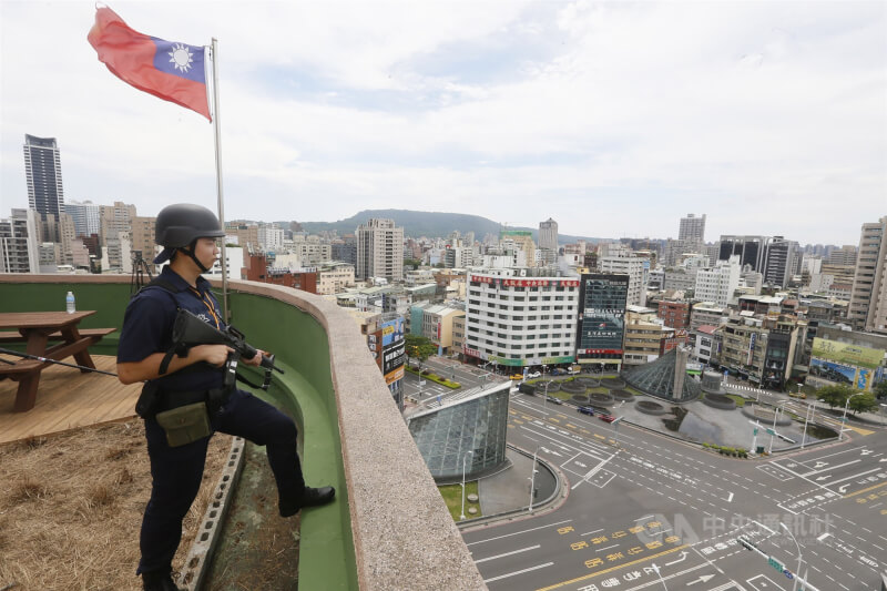 2019年5月28日高雄市萬安演習，軍警人員荷槍站在頂樓進行戒護管制，街道上不見人車，彷彿成一座空城。（中央社檔案照片）
