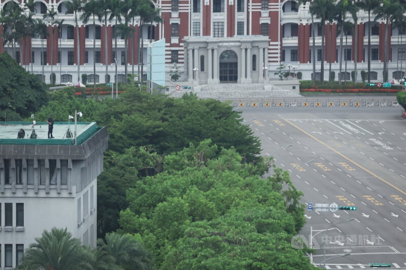 台北市2025年7月17日實施城鎮韌性（防空）演習，發放1長音、2短音警報聲，並重複3次，全市人、車及所有場所執行疏散避難、交通及其他必要管制等演練。圖為總統府前道路淨空。（中央社檔案照片）