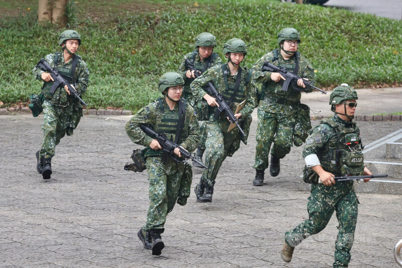 國軍漢光42號實兵演習為期10天9夜，台北市後備旅11日在台北市立大學天母校區實施戰傷救護演練，官兵攜帶武器裝備迅速進入演練區域，執行相關救護任務。中央社記者王飛華攝　115年8月11日