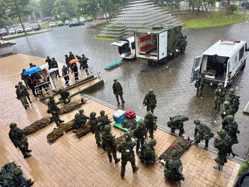 國軍漢光42號實兵演習一連10天9夜實施，台北市後備旅11日在台北市立大學天母校區實施戰傷救護演練，官兵冒雨完成演練，展現醫療整備能量及傷患救護能力。中央社記者王飛華攝　115年8月11日