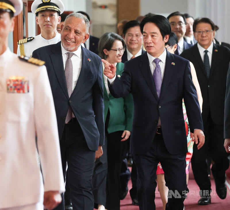 總統賴清德（前右）11日在總統府與聖文森及格瑞那丁總理佛萊代（Godwin Friday，另譯：傅萊德）（前左）進行雙邊會晤，兩人步入會場。中央社記者謝佳璋攝　115年8月11日