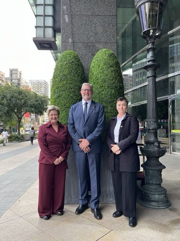 澳大利亞昆士蘭州州長助理廳長華茲（Trevor Watts）（中）、州議員杜利（Kerri-Anne Dooley）（右1）與州議員麥馬洪（Melissa McMahon）（左1）訪台。（外交部提供）中央社記者楊堯茹傳真　115年8月11日